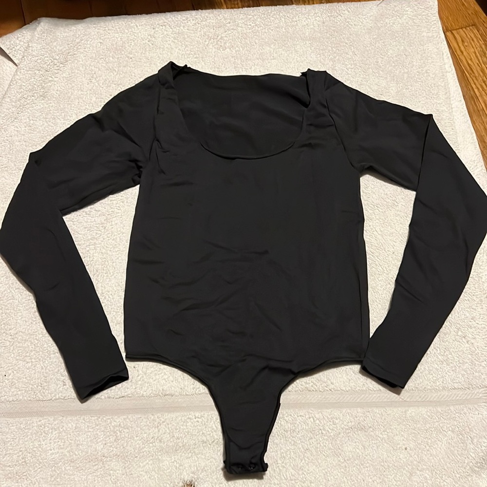 SKIMS Essential Long Sleeve Scoop Neck Bodysuit- Color “ONYX”- size S/M